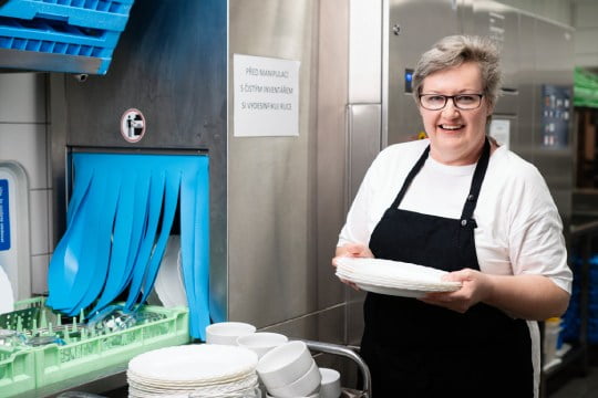 Obrázek - Pracovník myčky bílého a černého nádobí   